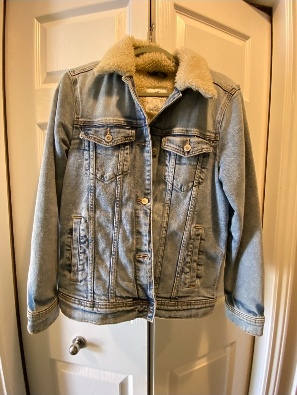 Womenโs Hollister Light Blue Denim Jacket with Cream Sherpa Collar